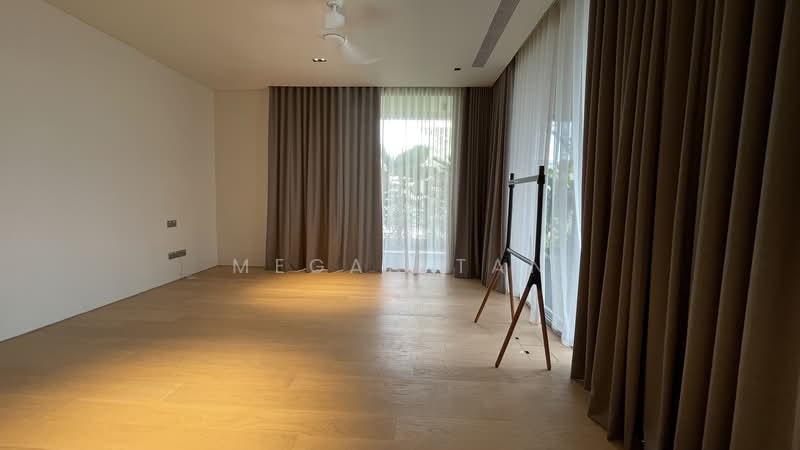 Dalkeith/Harlyn/Berrima Detached D11, , 7 Bedrooms, 7,800 sqft, Detached House For Rent, by Megan Tan, 24143284 - Junior ensuite on level 2 leading to balcony - PropertyGuru.com.sg
