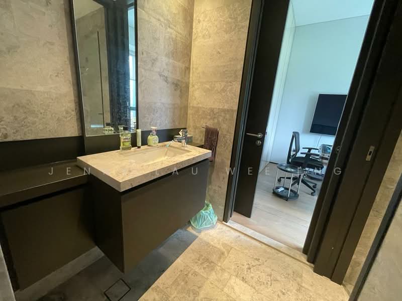 OUE Twin Peaks, 33 Leonie Hill Road, 3 Bedrooms, 1,604 sqft, Condominium For Sale, by Jenny Lau Wee Eng, 24154288 - Jack and Jill bathroom  - PropertyGuru.com.sg
