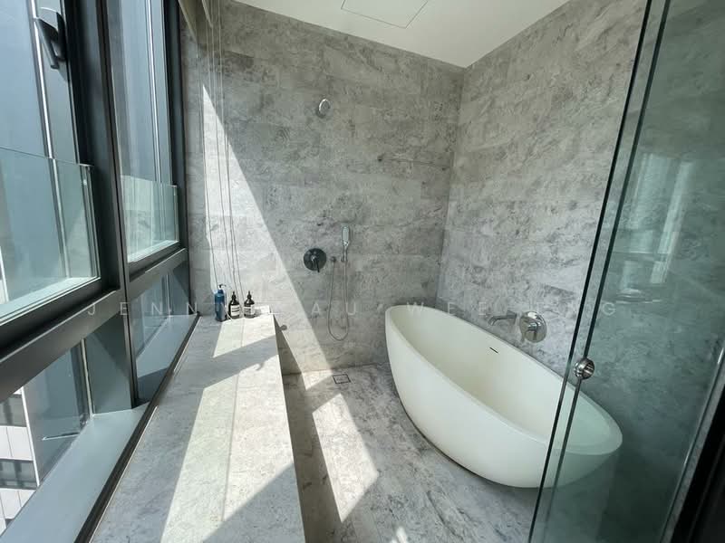 OUE Twin Peaks, 33 Leonie Hill Road, 3 Bedrooms, 1,604 sqft, Condominium For Sale, by Jenny Lau Wee Eng, 24154288 - Master bath  - PropertyGuru.com.sg