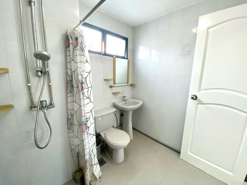 Palm Lodge, 6 Lorong 37 Geylang, Eunos / Geylang / Paya Lebar, 4 Bedrooms, 1,593 sqft, Apartment For Rent, by Ian Low, 24159881 - Master bathroom - PropertyGuru.com.sg