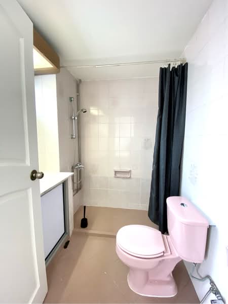 Palm Lodge, 6 Lorong 37 Geylang, Eunos / Geylang / Paya Lebar, 4 Bedrooms, 1,593 sqft, Apartment For Rent, by Ian Low, 24159881 - Junior master bathroom - PropertyGuru.com.sg