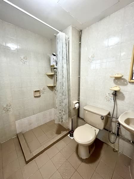 Palm Lodge, 6 Lorong 37 Geylang, Eunos / Geylang / Paya Lebar, 4 Bedrooms, 1,593 sqft, Apartment For Rent, by Ian Low, 24159881 - Common bathroom - PropertyGuru.com.sg