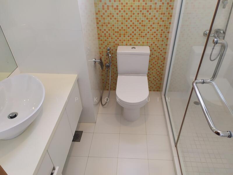 Palm Spring Condominium For Sale at S$ 7,000,000 | PropertyGuru Singapore - junior bath (upper floor)