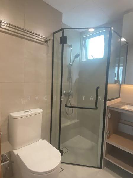 Queens, 16 Stirling Road, Alexandra / Commonwealth, 3 Bedrooms, 1,184 sqft, Condominium For Rent, by Rachel Tan, 24182965 - Renovated common bathroom - PropertyGuru.com.sg