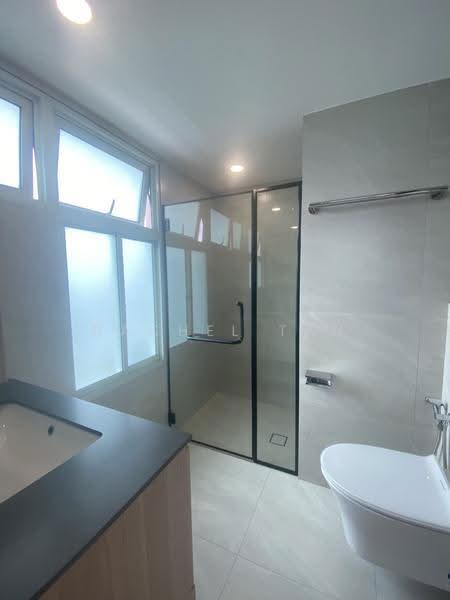Queens, 16 Stirling Road, Alexandra / Commonwealth, 3 Bedrooms, 1,184 sqft, Condominium For Rent, by Rachel Tan, 24182965 - Renovated master bathroom - PropertyGuru.com.sg