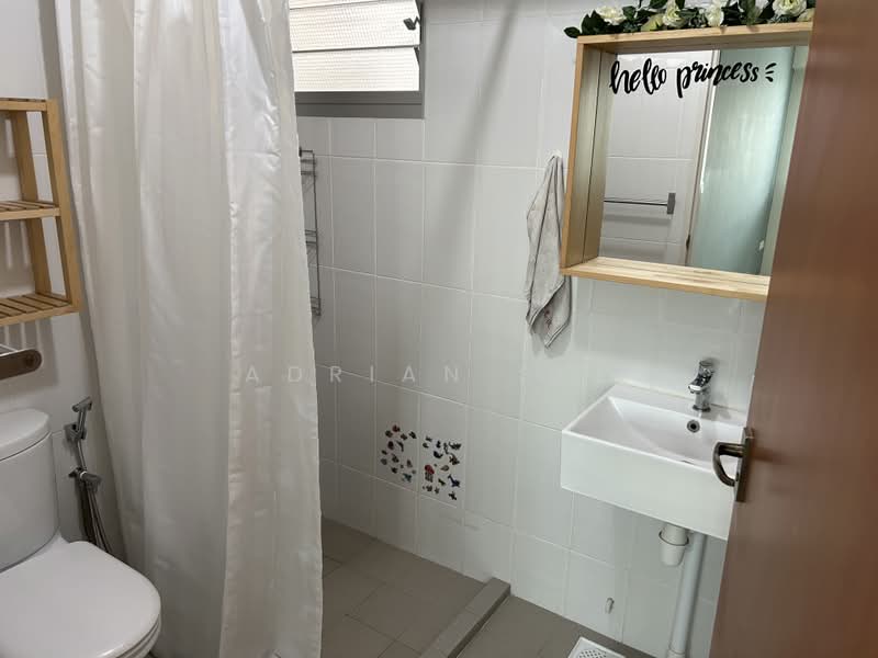 473A Upper Serangoon Crescent, 473A Upper Serangoon Crescent, 3 Bedrooms, 1,216 sqft, HDB Flat For Rent, by Adrian See, 24184703 - Common Bathroom - PropertyGuru.com.sg