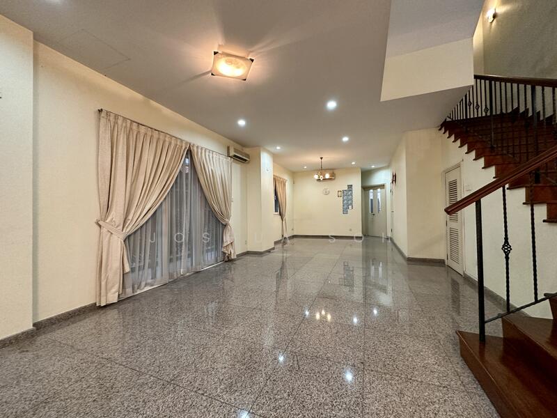 1/2 Living dining