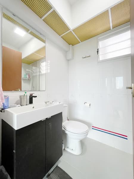 256A Sumang Walk, 256A Sumang Walk, 3 Bedrooms, 1,001 sqft, HDB Flat For Rent, by Wong Kai Sun  黄开山, 24192606 - Master Bathroom - PropertyGuru.com.sg
