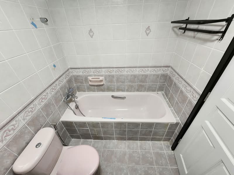 The Sunny Spring, 50 Lorong 40 Geylang, 5 Bedrooms, 1,195 sqft, Apartment For Rent, by Kevin Chew, 24205895 - Master Bathtub - PropertyGuru.com.sg