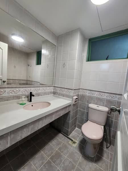 The Sunny Spring, 50 Lorong 40 Geylang, 5 Bedrooms, 1,195 sqft, Apartment For Rent, by Kevin Chew, 24205895 - Master Bathroom - PropertyGuru.com.sg