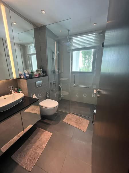 Kallang Riverside, 51 Kampong Bugis, 3 Bedrooms, 1,572 sqft, Condominium For Sale, by Louis Koh, 24213676 - COMMON BATH WITH WINDOW FOR NATURAL VENTILATION - PropertyGuru.com.sg