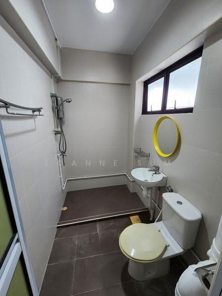 515 Jurong West Street 52, 515 Jurong West Street 52, Boon Lay / Jurong / Tuas, 3 Bedrooms, 1,130 sqft, HDB Flat For Rent, by Joanne Sum, 24221712 - Master attached bathroom - PropertyGuru.com.sg