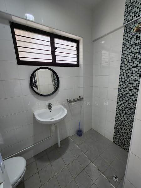 515 Jurong West Street 52, 515 Jurong West Street 52, Boon Lay / Jurong / Tuas, 3 Bedrooms, 1,130 sqft, HDB Flat For Rent, by Joanne Sum, 24221712 - Common bathroom - PropertyGuru.com.sg