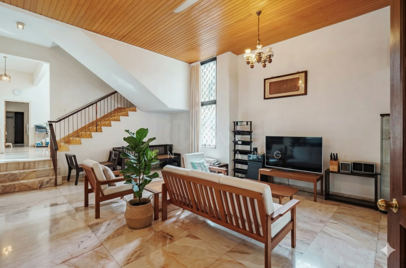 For Rent - ❤️GIANT⚡️2.5 Storeys Semi-Detached House for RENT!