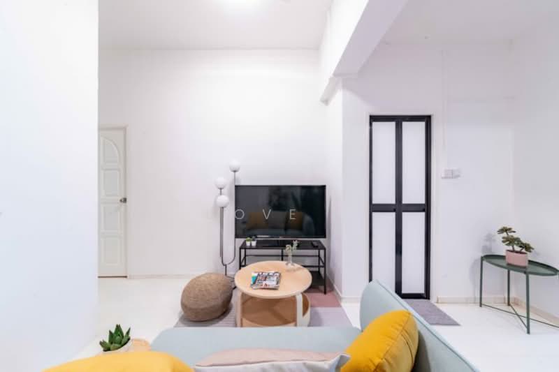 Hoot Kiam Mansions, Hoot Kiam Road, Room Rental, 140 sqft, Walk-up Apartment For Rent, by Cove, 24246979 - Living room - PropertyGuru.com.sg