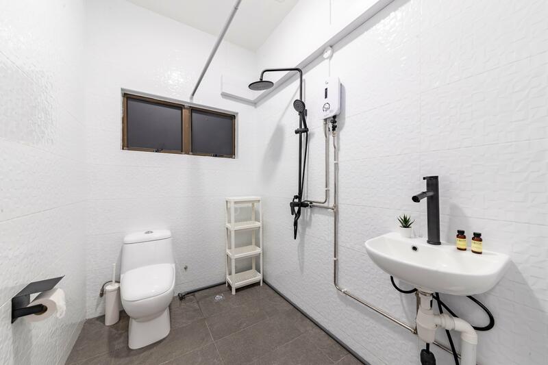 Hoot Kiam Mansions, Hoot Kiam Road, Room Rental, 140 sqft, Walk-up Apartment For Rent, by Cove, 24246979 - Shared bathroom - PropertyGuru.com.sg