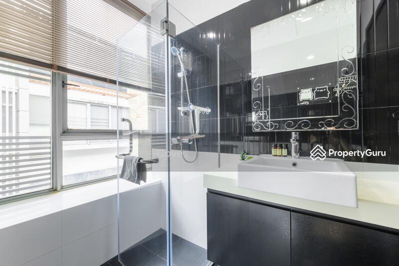 Orange room - private bathroom