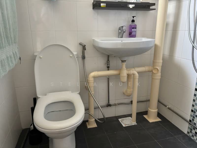 471 Ang Mo Kio Avenue 10, 471 Ang Mo Kio Avenue 10, 2 Bedrooms, 721 sqft, HDB Flat For Rent, by Stella Kuek, 24263155 - Master Toilet - PropertyGuru.com.sg