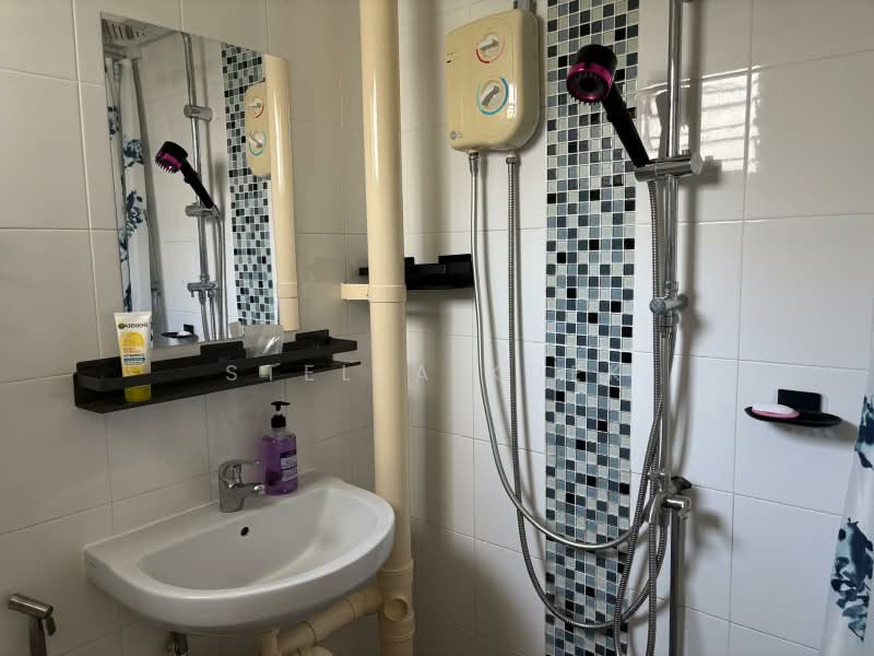 471 Ang Mo Kio Avenue 10, 471 Ang Mo Kio Avenue 10, 2 Bedrooms, 721 sqft, HDB Flat For Rent, by Stella Kuek, 24263155 - Master Toilet - PropertyGuru.com.sg