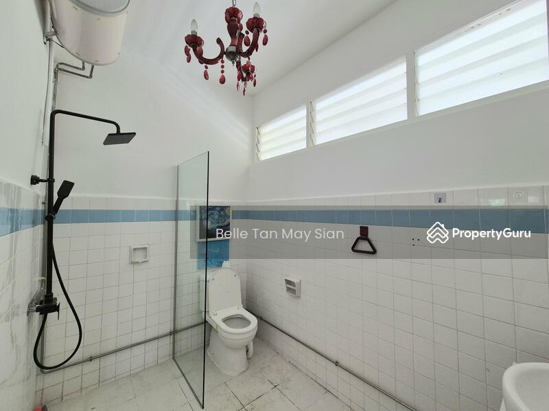 Level 1 bathroom