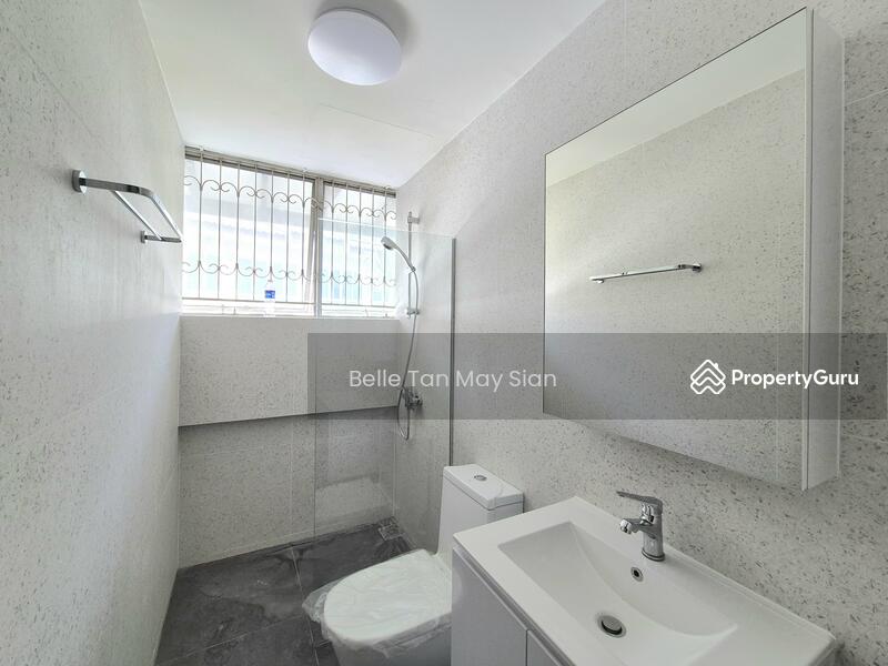 Level 2 common bathroom