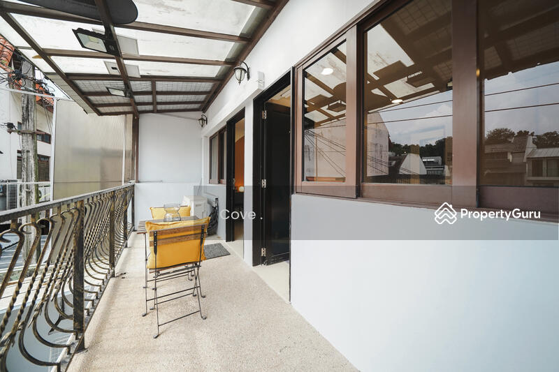 Black room - shared balcony