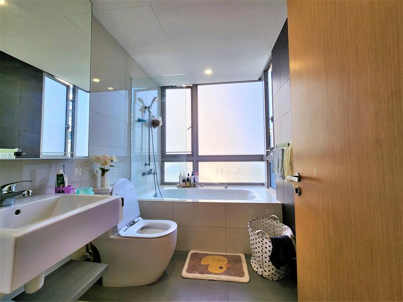 Austville Residences Executive Condominium For Sale at S$ 1,520,000 | PropertyGuru Singapore - Spacious master bathroom, well-maintained