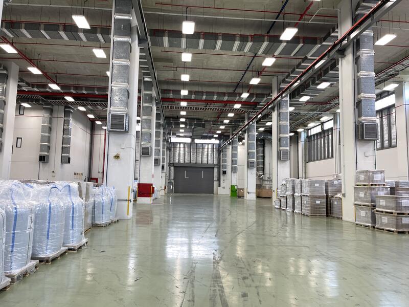 Aircon warehouse with overhead crane for specialised logistics services