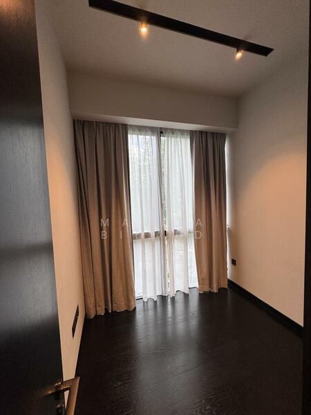 Spacious Guest room - can fit queen bed. 