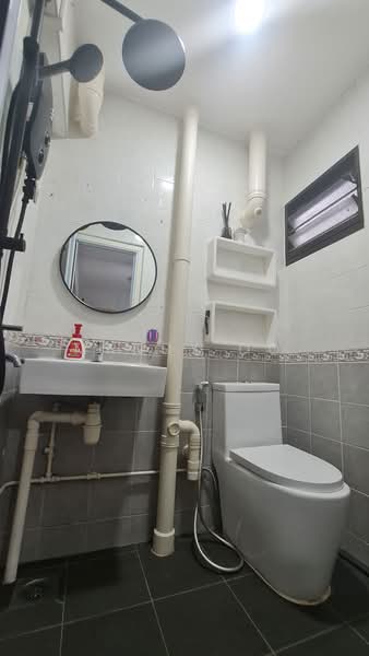 320 Ang Mo Kio Avenue 1, 320 Ang Mo Kio Avenue 1, 3 Bedrooms, 786 sqft, HDB Flat For Rent, by Mandy Oo, 24310190 - Master Bedroom toilet - PropertyGuru.com.sg