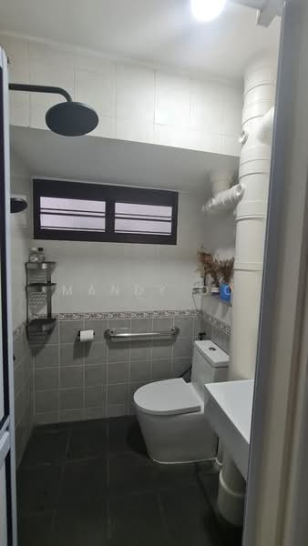 320 Ang Mo Kio Avenue 1, 320 Ang Mo Kio Avenue 1, 3 Bedrooms, 786 sqft, HDB Flat For Rent, by Mandy Oo, 24310190 - common bathroom - PropertyGuru.com.sg