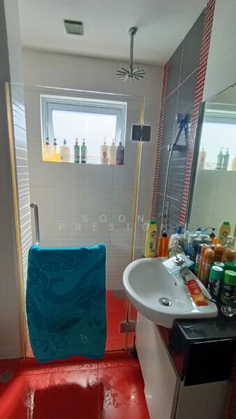 2nd bedroom ensuite toilet