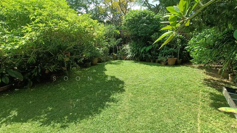 Spacious and well maintained front garden