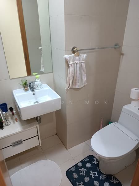 The Stellar, 18 West Coast Road, 3 Bedrooms, 1,206 sqft, Condominium For Rent, by Alison Mok, 24324020 - Common Bath - PropertyGuru.com.sg