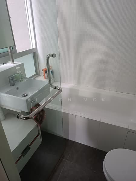 The Stellar, 18 West Coast Road, 3 Bedrooms, 1,206 sqft, Condominium For Rent, by Alison Mok, 24324020 - Master Bathroom - PropertyGuru.com.sg