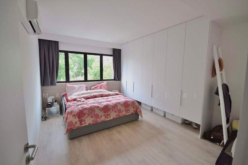104 Lengkong Tiga, 104 Lengkong Tiga, Eunos / Geylang / Paya Lebar, 3 Bedrooms, 1,528 sqft, HDB Flat For Rent, by Mary Tang Ji'Ai, 24324349 - Master Bedroom with view of nature - PropertyGuru.com.sg