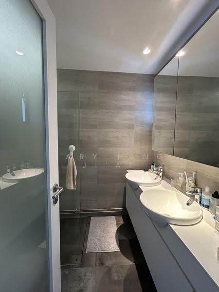 104 Lengkong Tiga, 104 Lengkong Tiga, Eunos / Geylang / Paya Lebar, 3 Bedrooms, 1,528 sqft, HDB Flat For Rent, by Mary Tang Ji'Ai, 24324349 - MBR toilet with two sinks ☺️ - PropertyGuru.com.sg