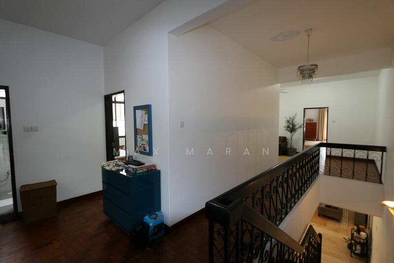 Aisle to Family Area & Masterbedroom 