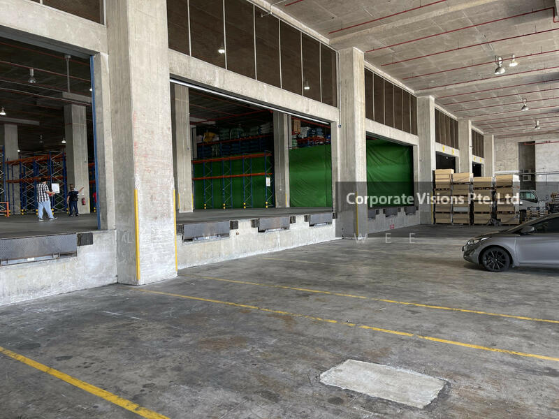 13m high ramp up warehouse 17 loading bays, Benoi crescent, 47000 sqft