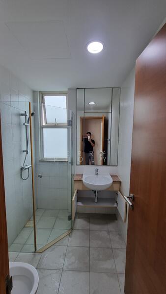 Sunglade, 9 Serangoon Avenue 2, Hougang / Punggol / Sengkang, Room Rental, 100 sqft, Condominium For Rent, by Jerry Phoey, 24372075 - 1st Common Bathroom - PropertyGuru.com.sg