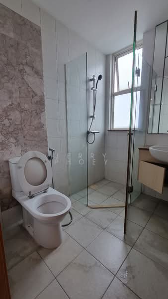 Sunglade, 9 Serangoon Avenue 2, Hougang / Punggol / Sengkang, Room Rental, 100 sqft, Condominium For Rent, by Jerry Phoey, 24372075 - 1st Common Bathroom - PropertyGuru.com.sg