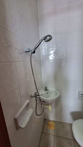 Sunglade, 9 Serangoon Avenue 2, Hougang / Punggol / Sengkang, Room Rental, 100 sqft, Condominium For Rent, by Jerry Phoey, 24372075 - 2nd Common Bathroom - PropertyGuru.com.sg