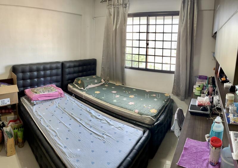 Comes with 2 single beds.