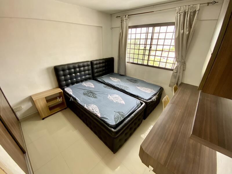 Comes with 2 single beds.