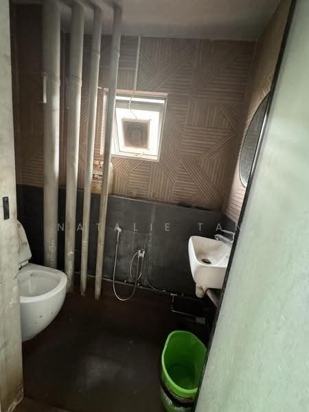 Pioneer Centre, 1 Soon Lee Street, Boon Lay / Jurong / Tuas, 1,894 sqft, Factory / Workshop (B2) For Rent, by Natalie Tan, 24382638 - Bathroom - CommercialGuru.com.sg