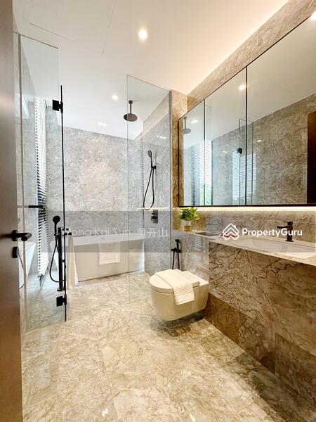 Master Bathroom w Bathtub
