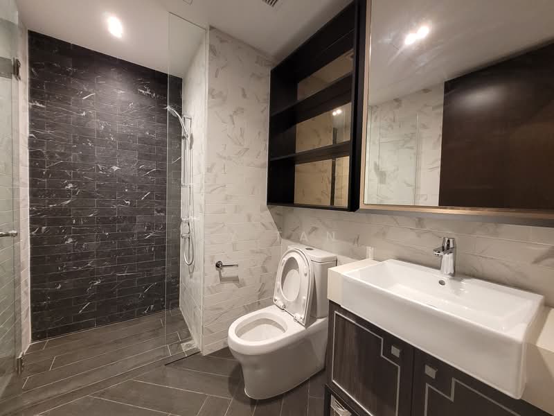 Mayfair Gardens, 10 Rifle Range Road, 2 Bedrooms, 753 sqft, Condominium For Rent, by CY Tan, 24412006 - Common bathroom - PropertyGuru.com.sg