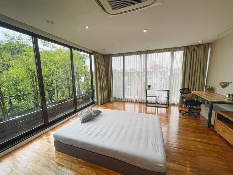 Beautiful 3 Storey, Semi-D at Eastwood Estate, , 5 Bedrooms, 3,500 sqft, Semi-Detached House For Rent, by Noam Nathan, 24414496 - PropertyGuru.com.sg