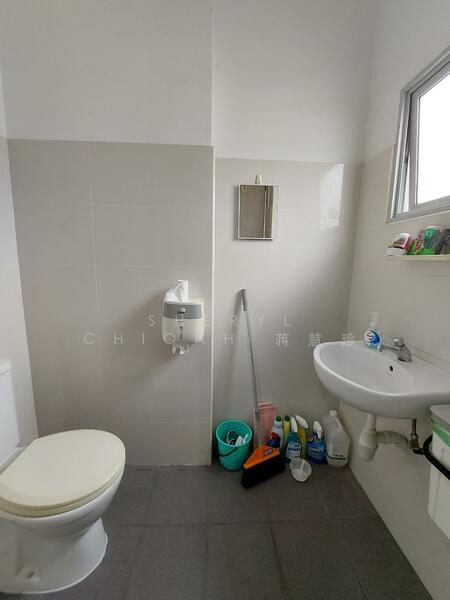 Pioneer Junction, 3 Soon Lee Street, Boon Lay / Jurong / Tuas, 1,098 sqft, Factory / Workshop (B2) For Sale, by Sheryl Chionh 蒋慧珍, 24418726 - Pioneer Junction (Internal Toilet) - CommercialGuru.com.sg