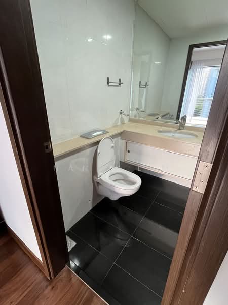 Watermark Robertson Quay, 1 Rodyk Street, 2 Bedrooms, 926 sqft, Apartment For Rent, by Nancy Lim, 24422163 - Masterbedroom toilet - PropertyGuru.com.sg